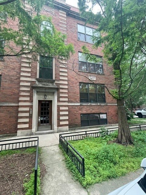 1967 W Cullom Avenue #3 — Chicago, IL 60613
