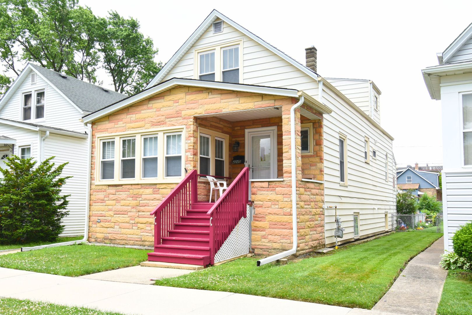 4945 W Waveland Avenue — Chicago, IL 60641