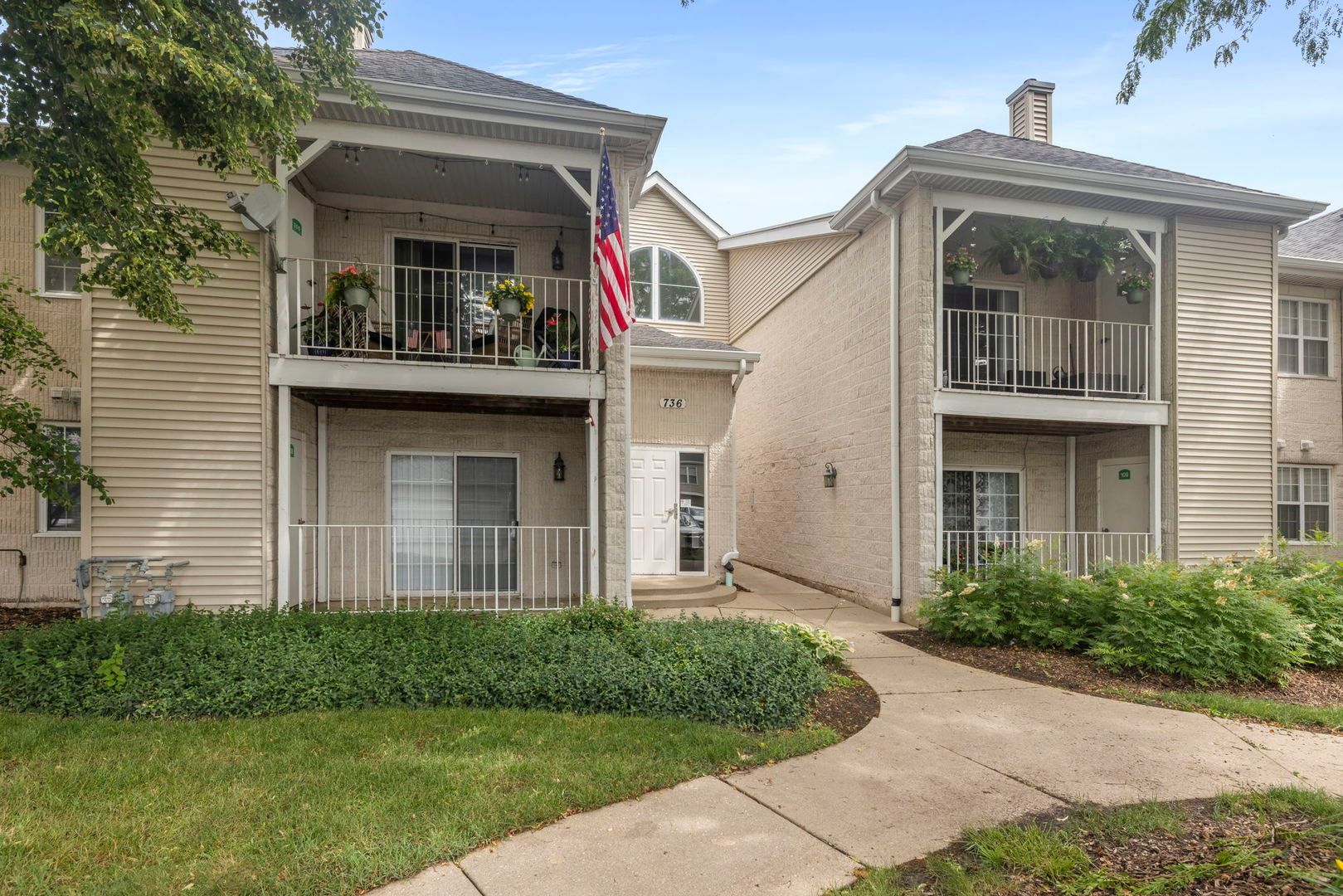 736 N Gary Avenue #207 — Carol Stream, IL 60188