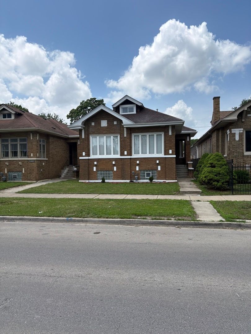 7606 S Paxton Avenue — Chicago, IL 60649