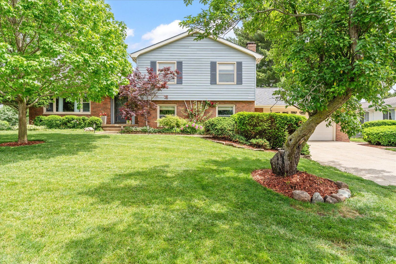208 S Meadowhill Lane — Mahomet, IL 61853
