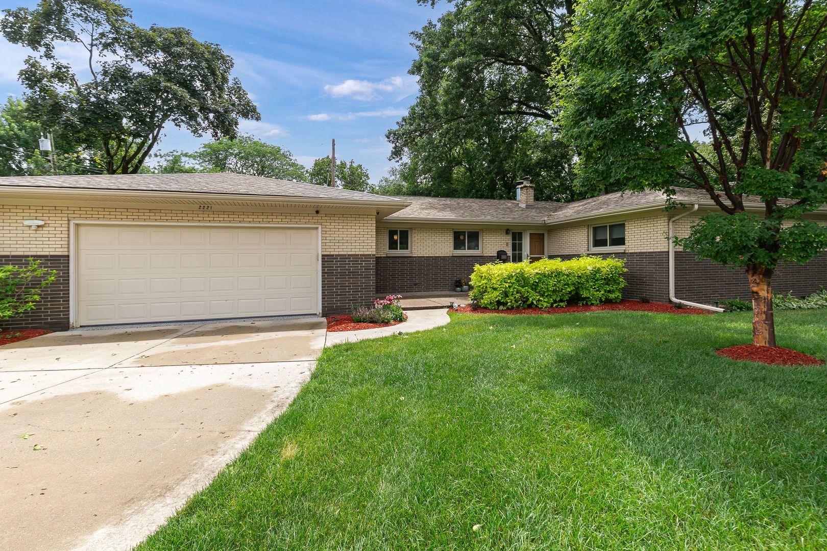 2221 3rd St B Street — East Moline, IL 61244