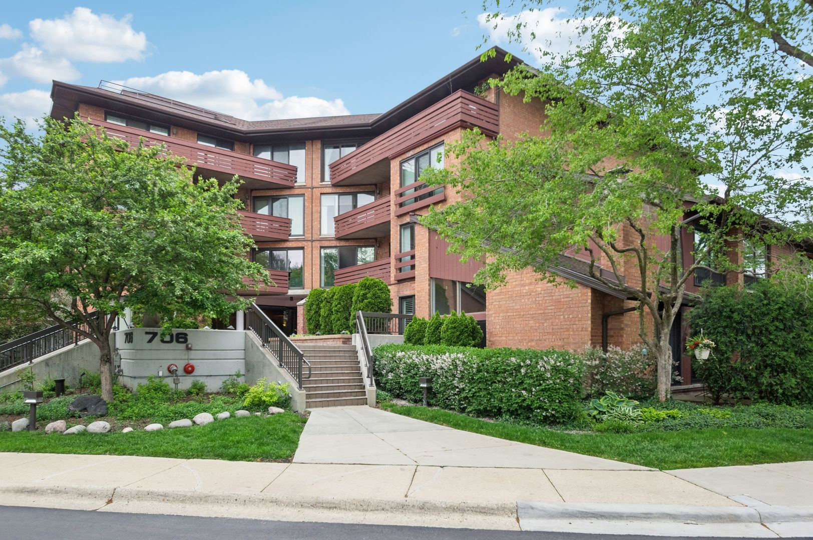 706 WAUKEGAN Road #206-C — Glenview, IL 60025