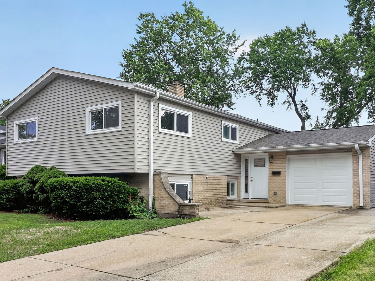 235 Norman Court — Des Plaines, IL 60016