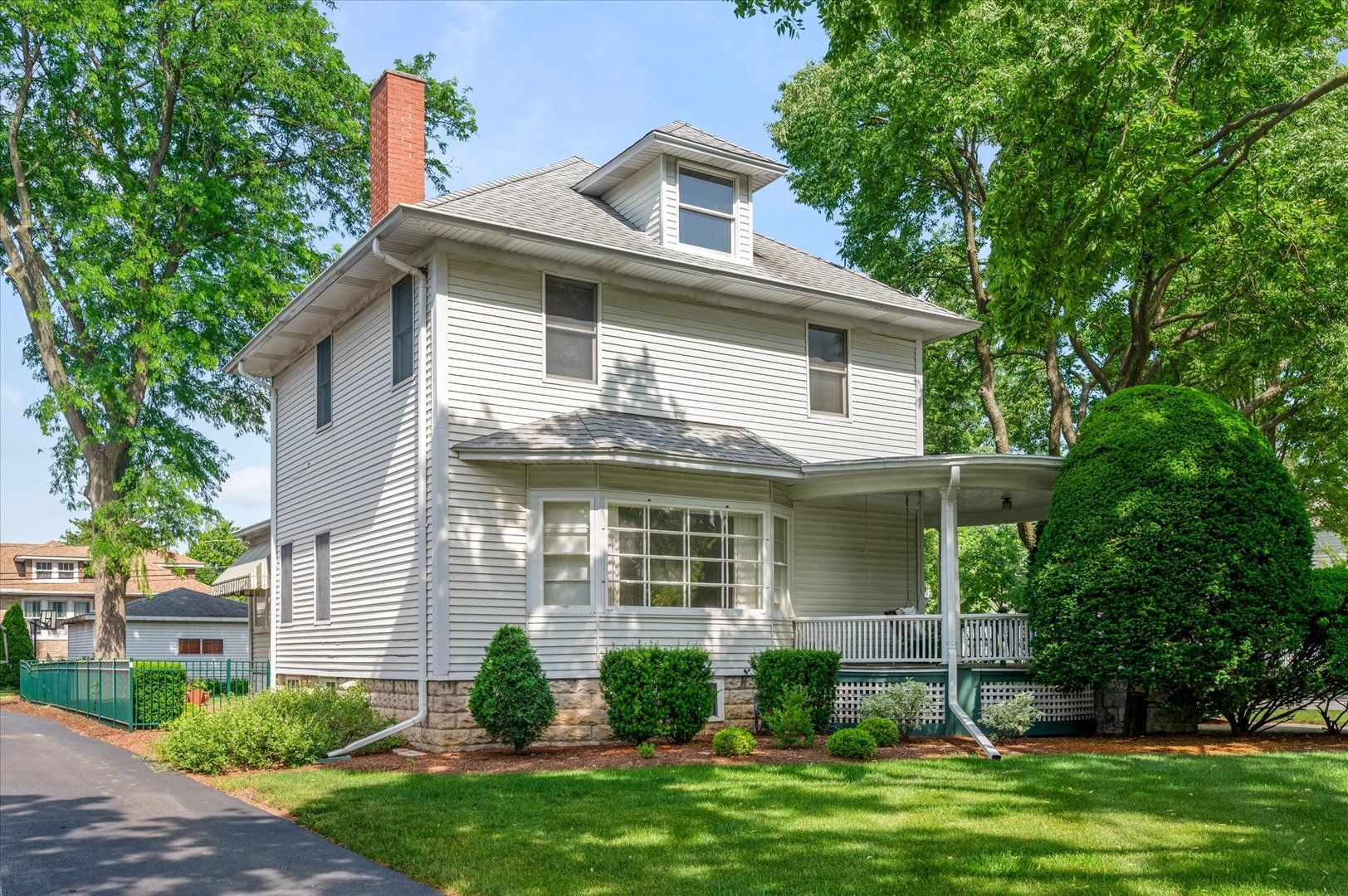 300 W Grantley Avenue — Elmhurst, IL 60126
