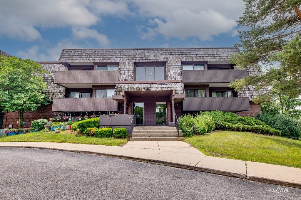 525 TIMBER RIDGE Drive #306 — Carol Stream, IL 60188