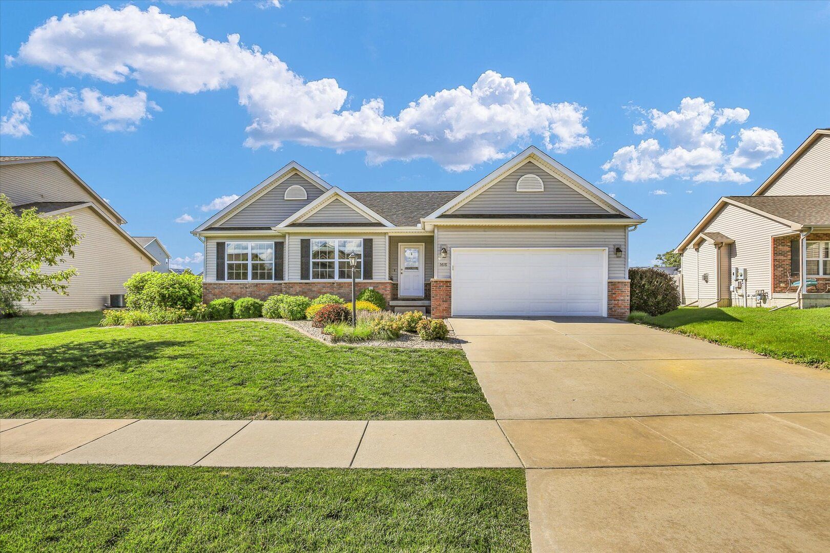 1618 Hunters Ridge Court — Mahomet, IL 61853
