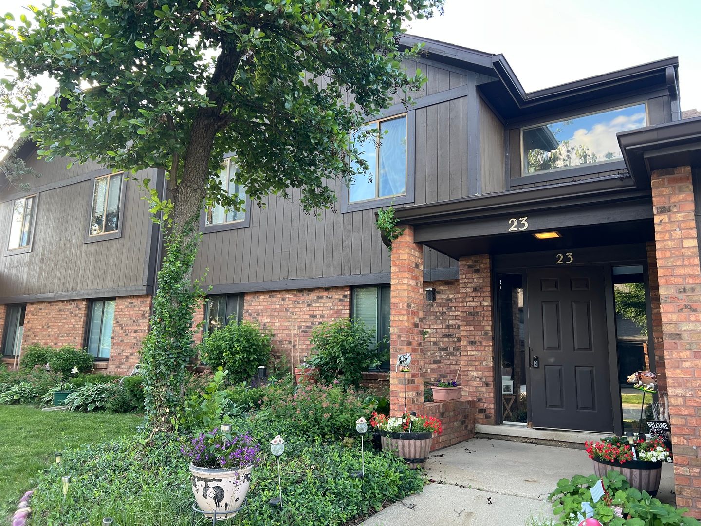 23 Creekside Circle #D — Elgin, IL 60123