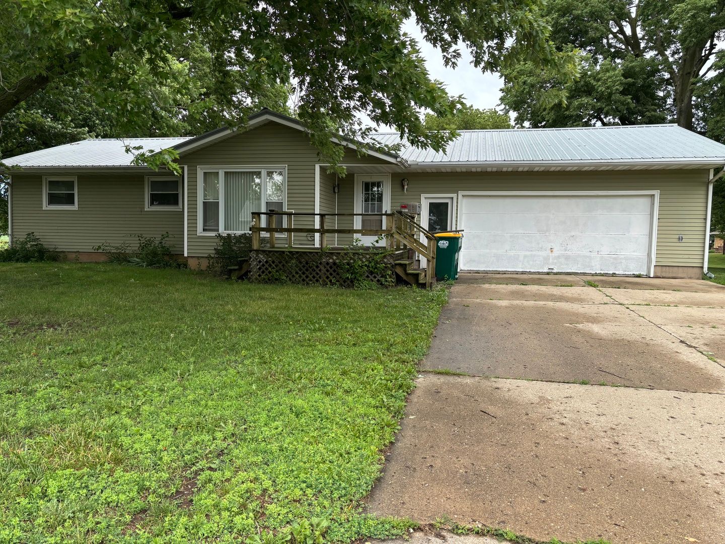 301 S 2nd Street — Walnut, IL 61376