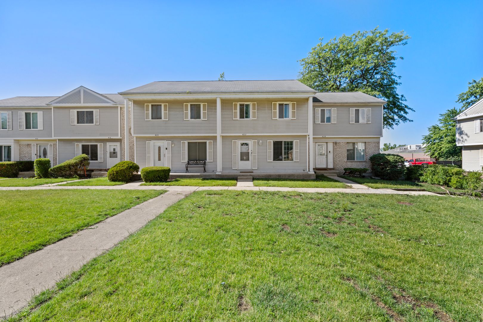 422 GAINSBOROUGH Court #422 — Bolingbrook, IL 60440