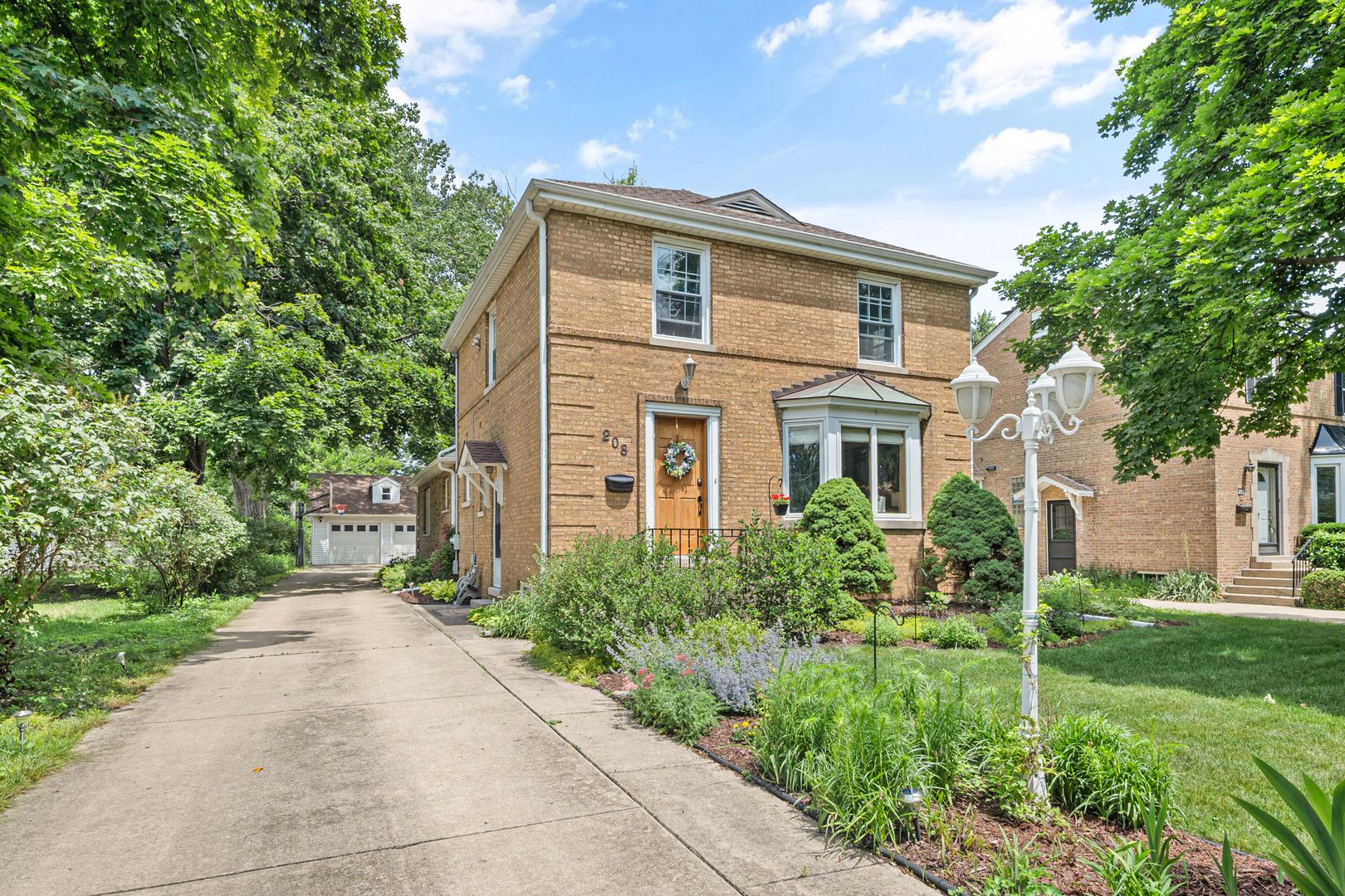 208 Parkview Road — Riverside, IL 60546