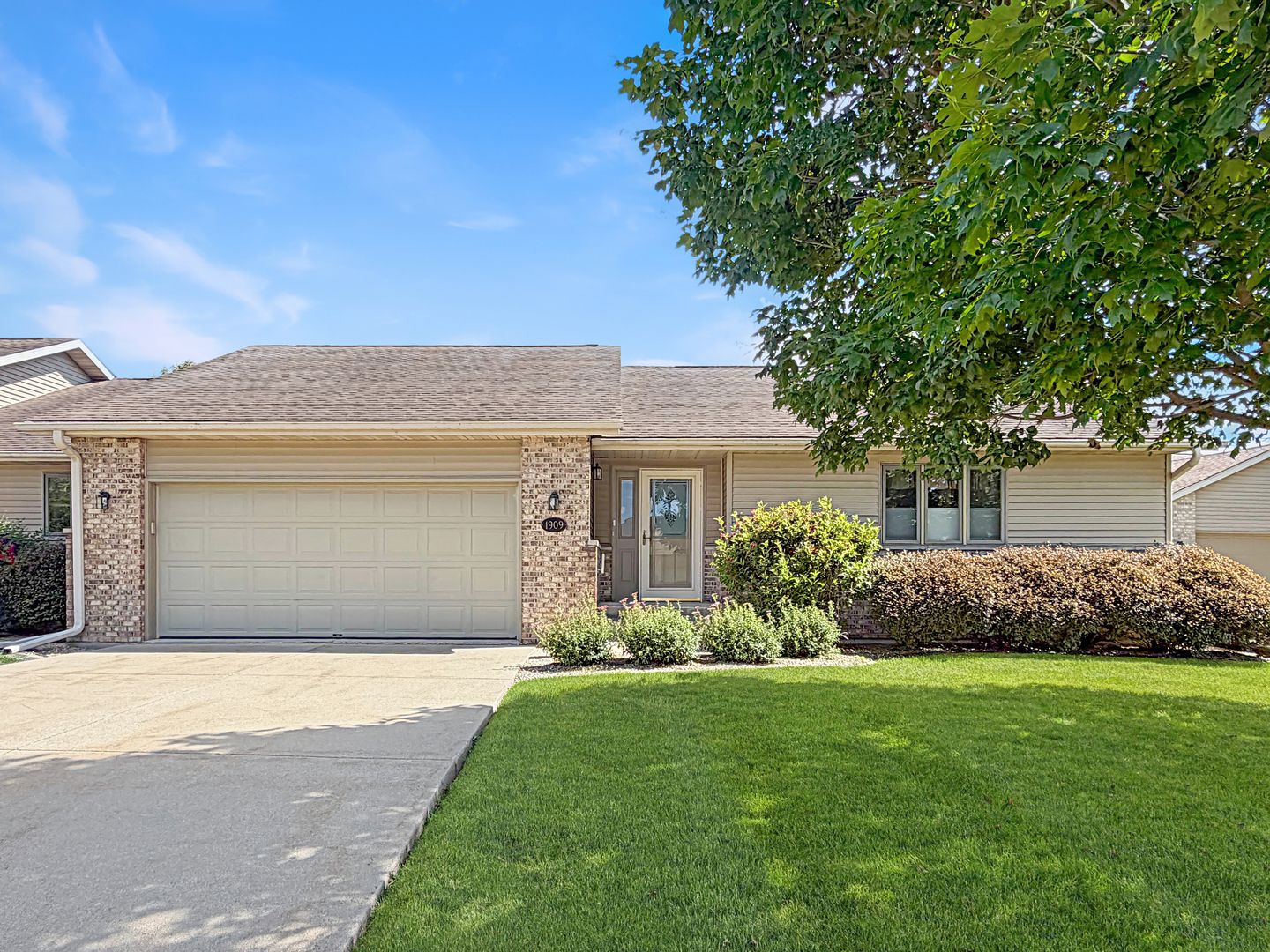 1909 Comanche Court #11 — Freeport, IL 61032