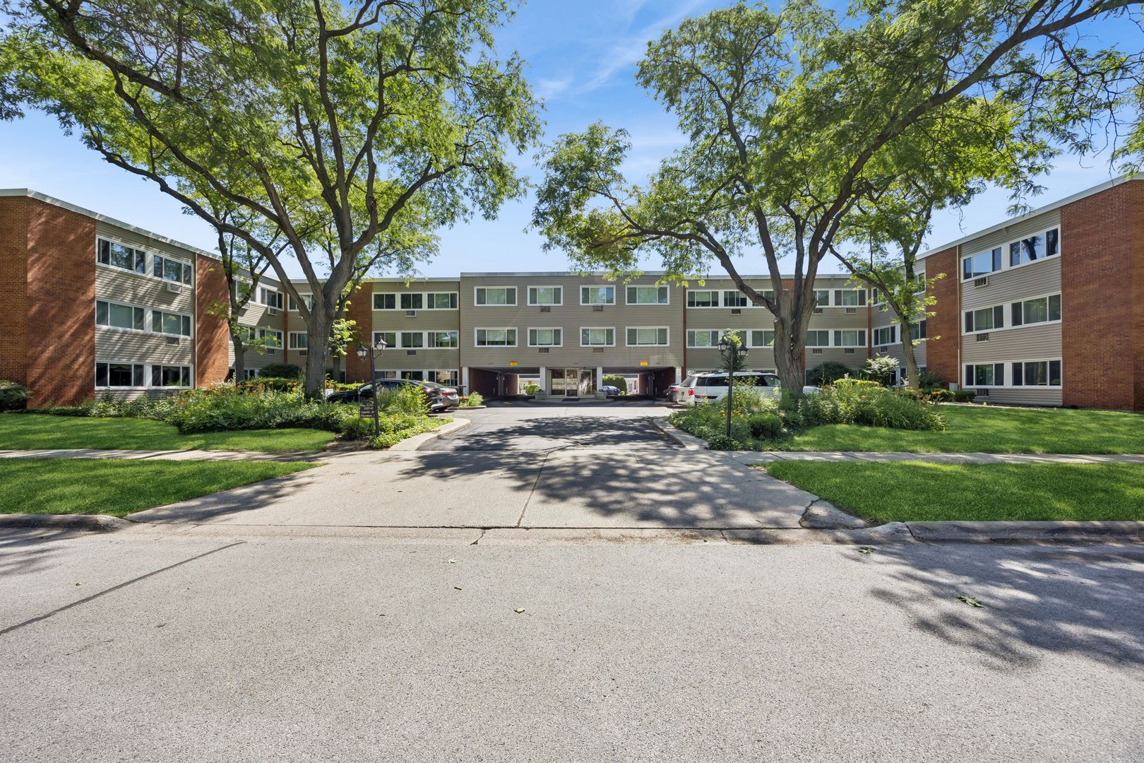 1139 Leavitt Avenue #305 — Flossmoor, IL 60422