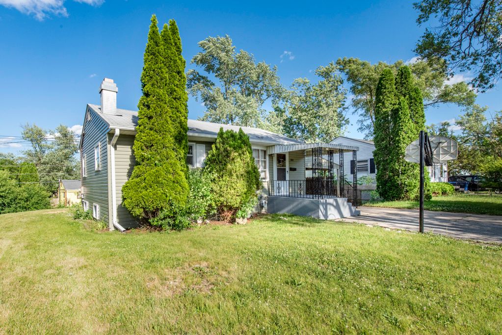 2809 N Elmwood Avenue — Waukegan, IL 60087