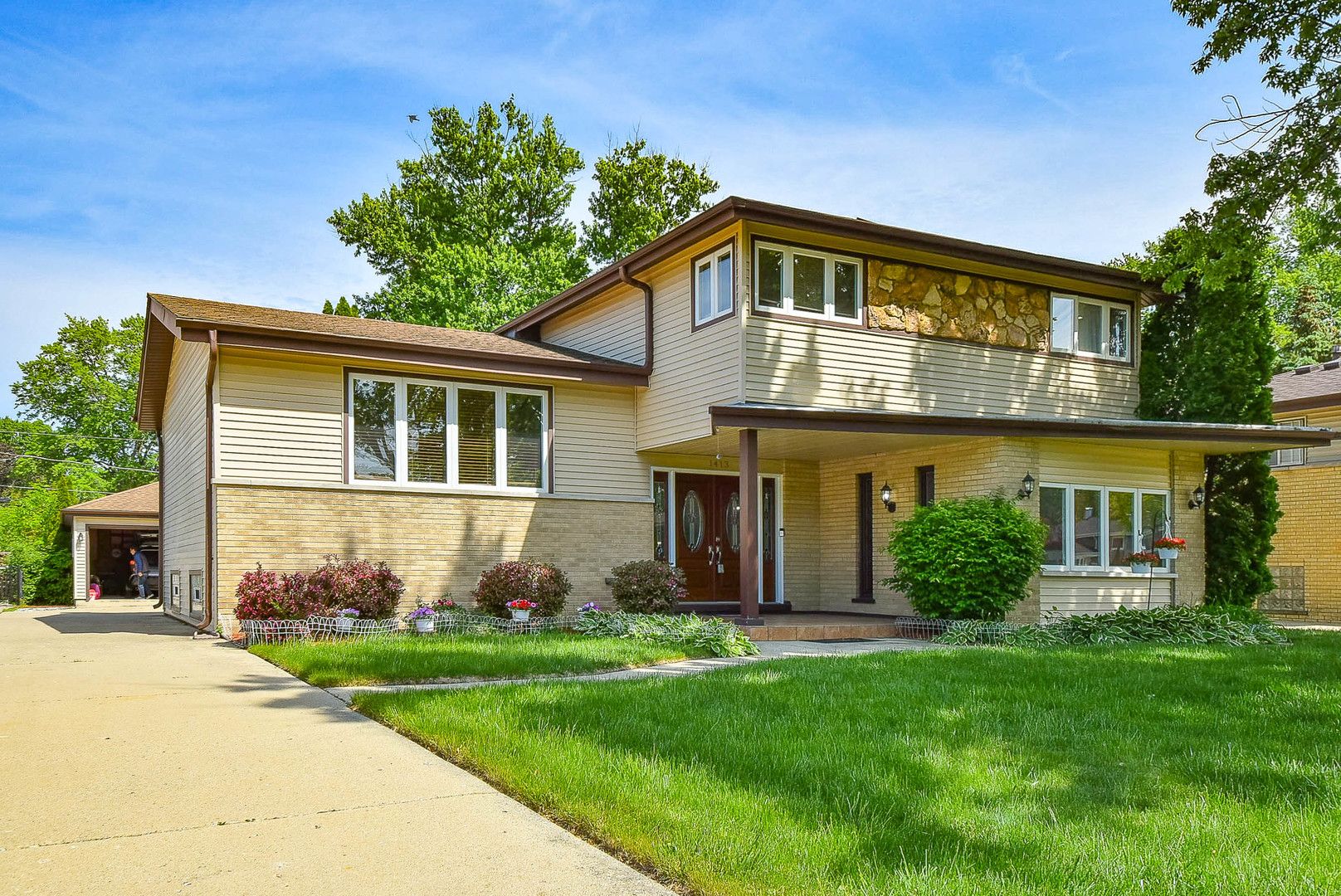 1413 N Burning Bush Lane — Mount Prospect, IL 60056
