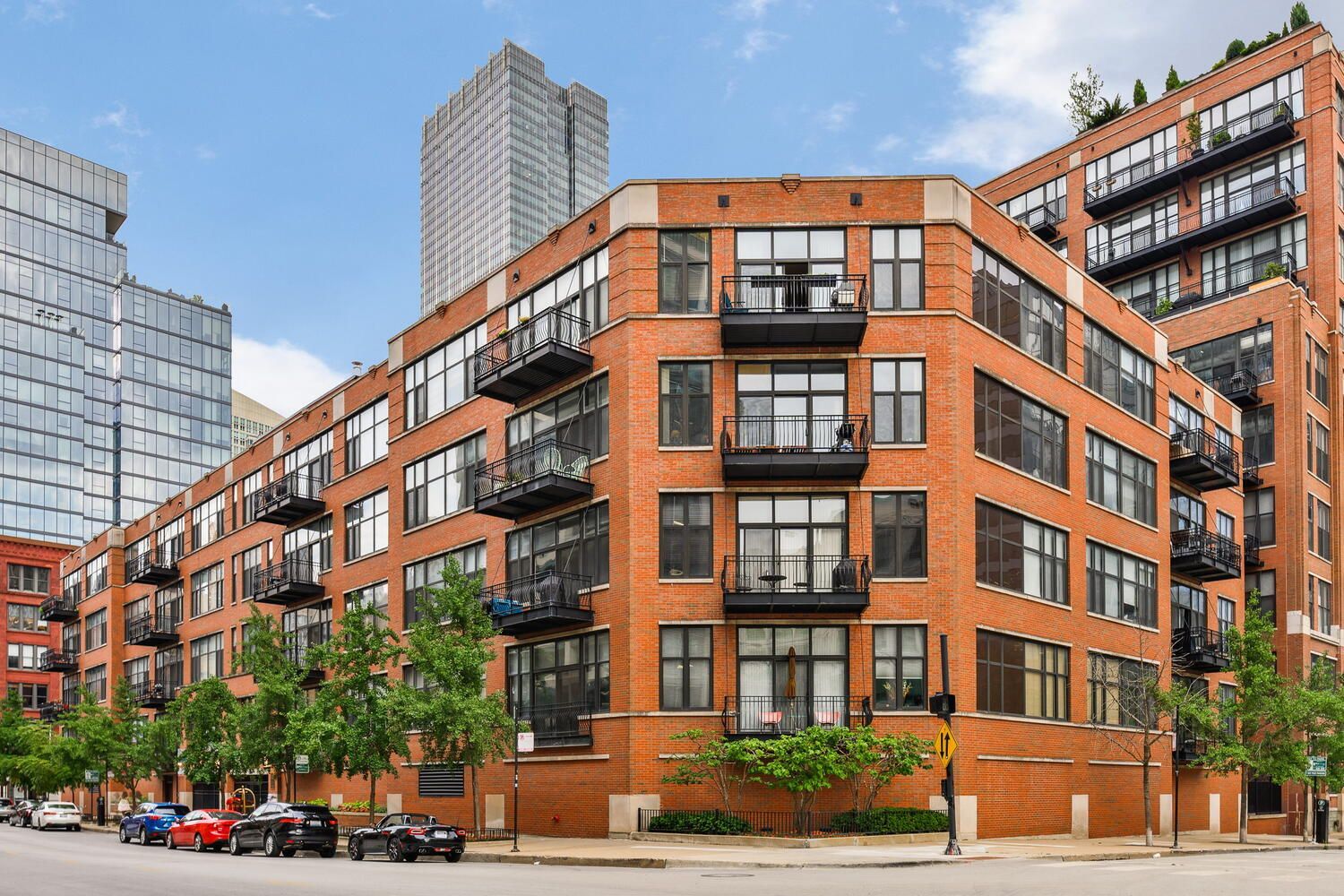 333 W Hubbard Street #713 — Chicago, IL 60654