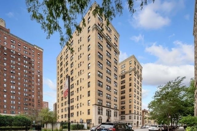 1755 E 55th Street #303 — Chicago, IL 60615
