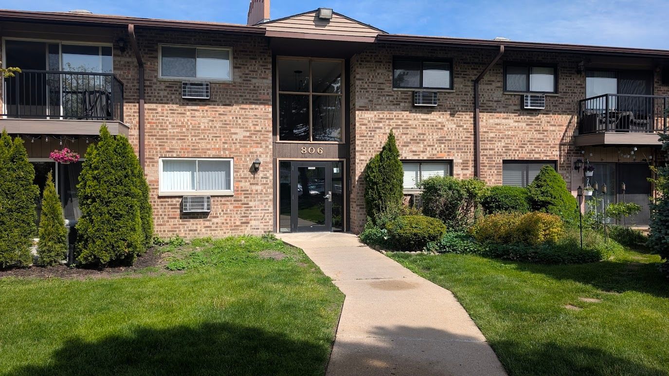 806 E Old Willow Road #214 — Prospect Heights, IL 60070