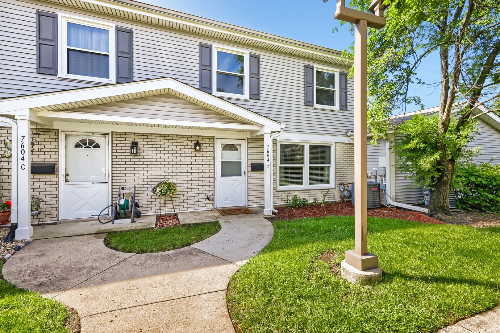 7604 Bristol Lane #B — Hanover Park, IL 60133