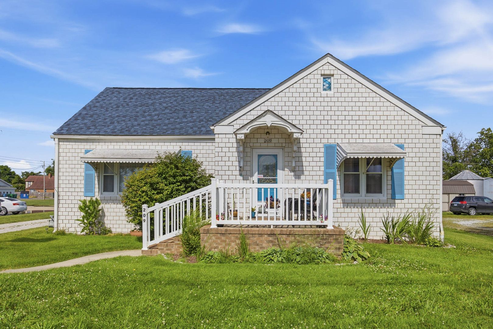 209 S BROADWAY — Hoffman, IL 62250
