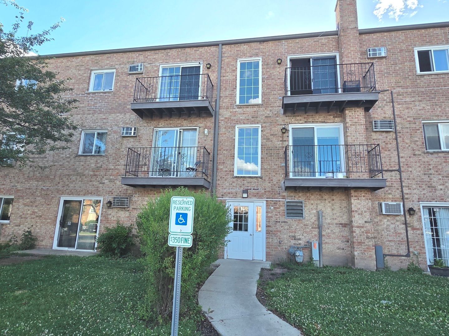 151 Elk Trail #348 — Carol Stream, IL 60188