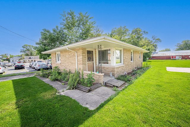 6678 S State Route 1 — St. Anne, IL 60964