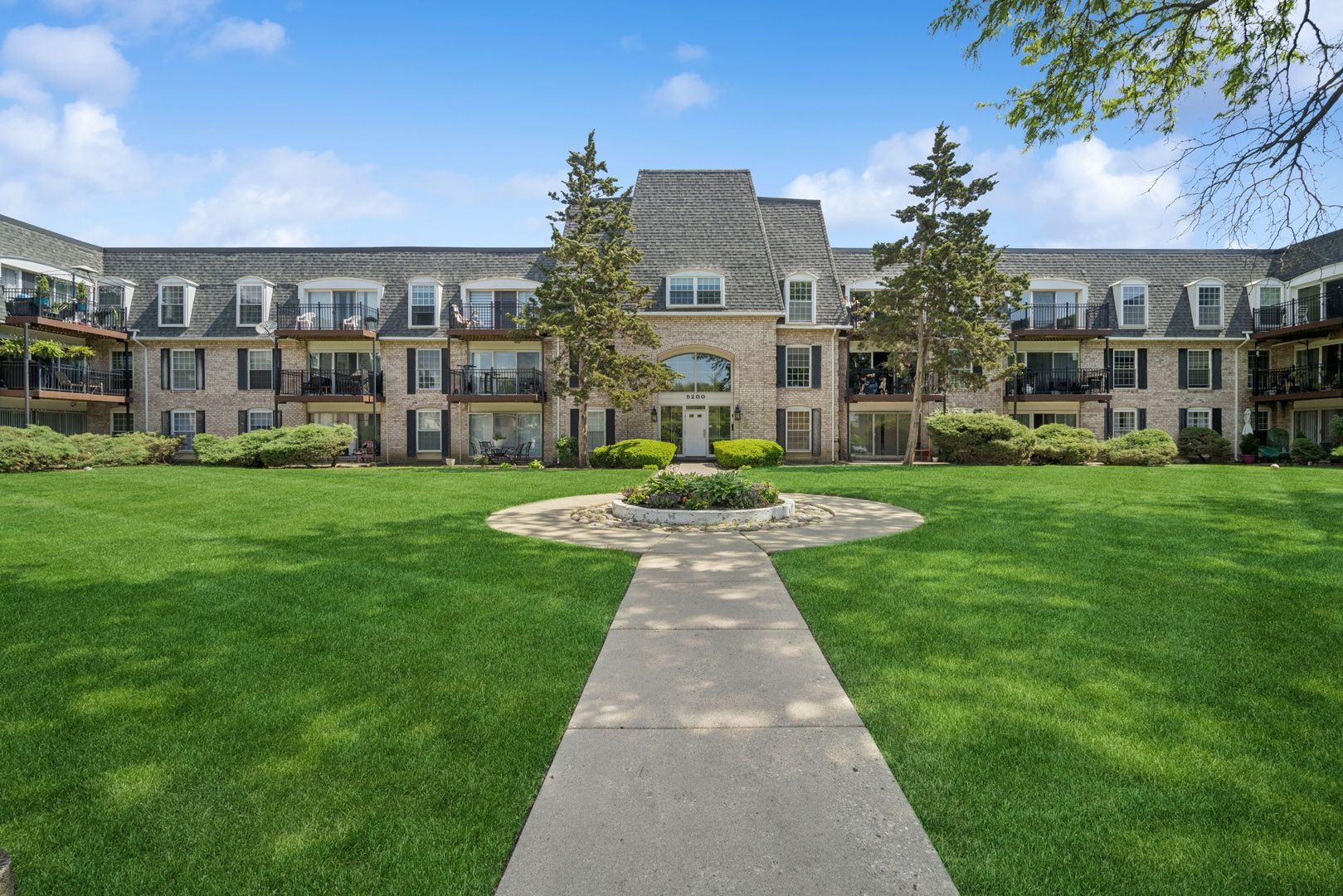 5200 Carriageway Drive #214 — Rolling Meadows, IL 60008