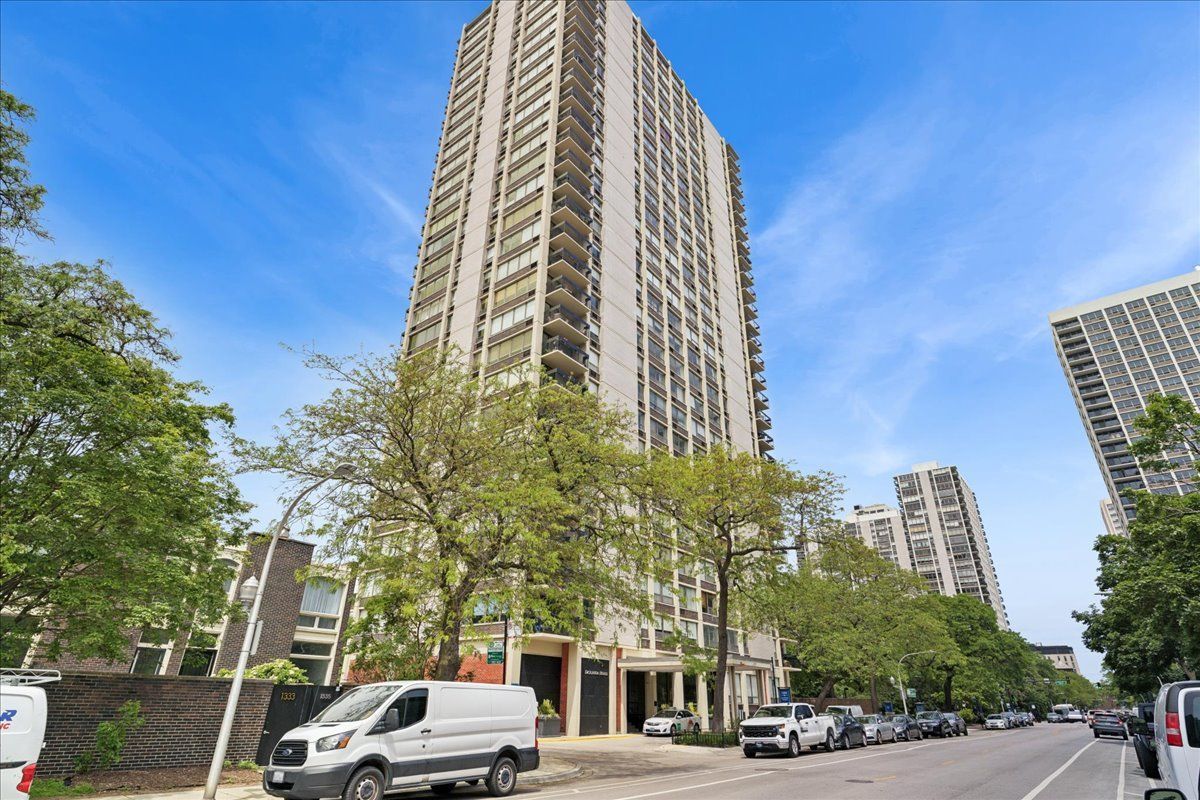 1355 N Sandburg Terrace #706D — Chicago, IL 60610