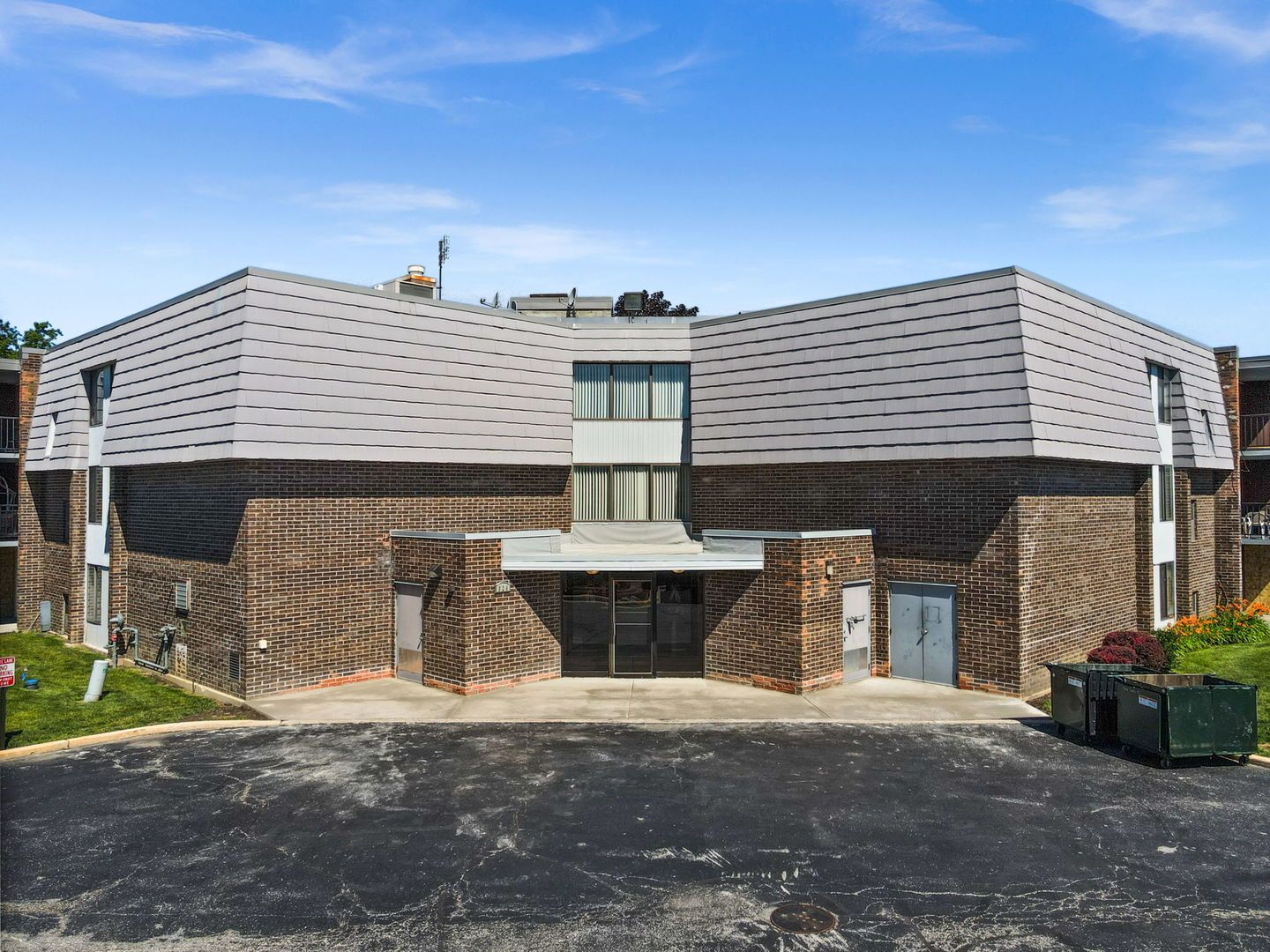924 S Lake Court #105 — Westmont, IL 60559