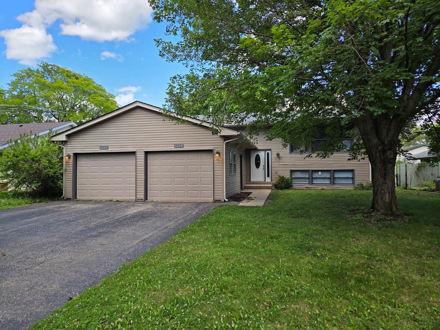 1238-1240 Thomas Drive — Woodstock, IL 60098