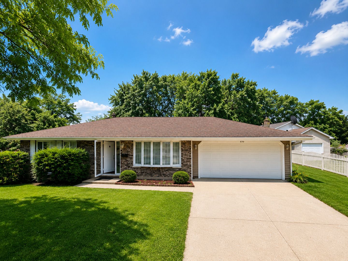935 S CEDARCREST Drive — Schaumburg, IL 60193