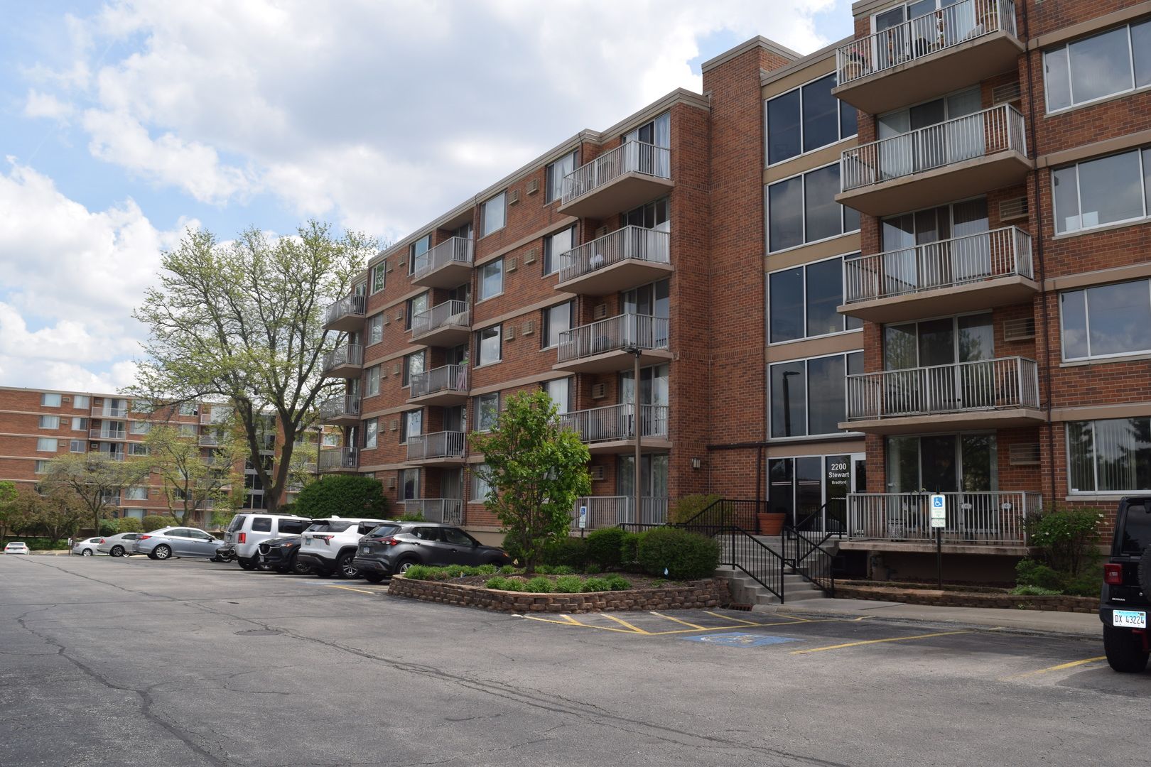 2200 S Stewart Avenue #2F — Lombard, IL 60148
