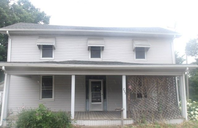 233 Buena Vista Street — Paris, IL 61944