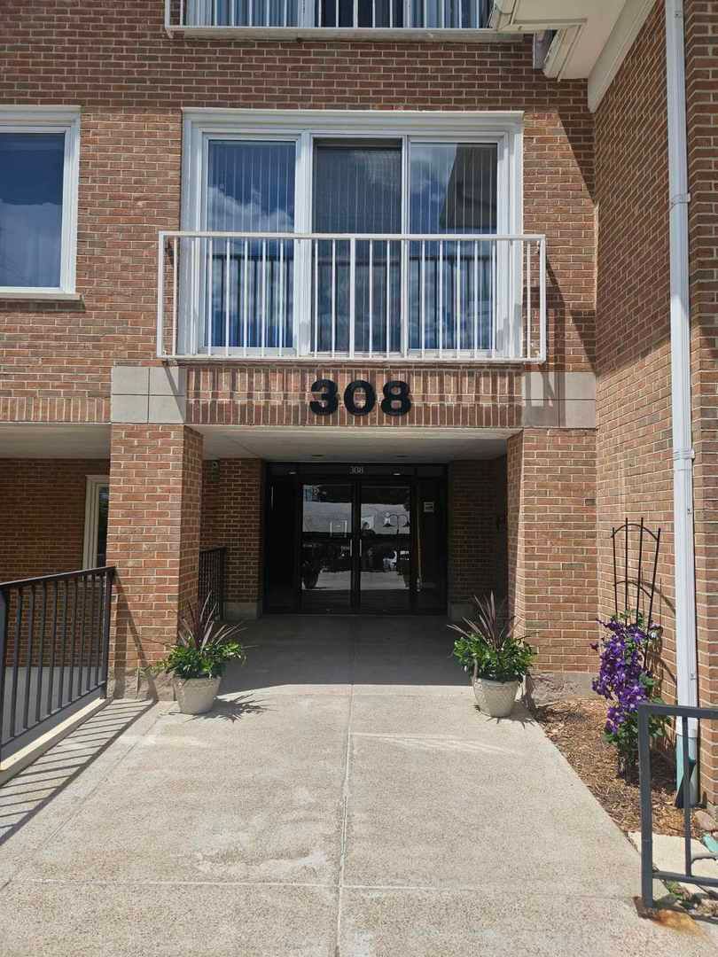 308 Happ Road #304 — Northfield, IL 60093