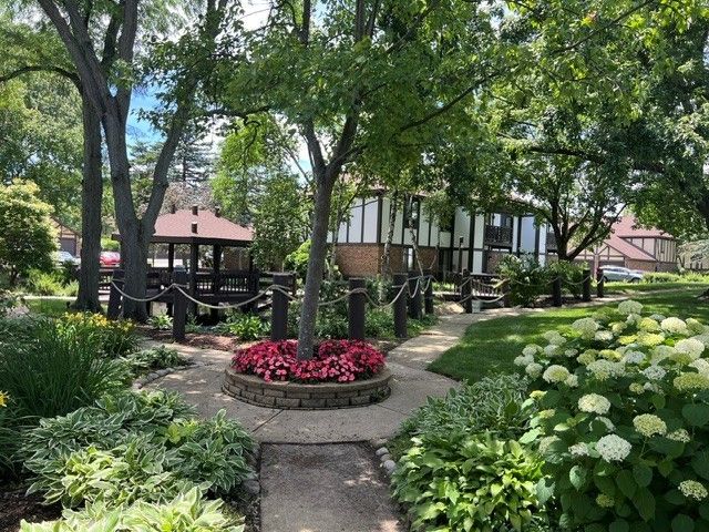 880 Johnstown Lane #B — Wheaton, IL 60189
