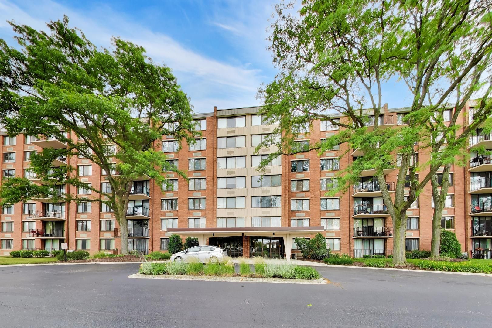 2000 Saint Regis Drive #7N — Lombard, IL 60148