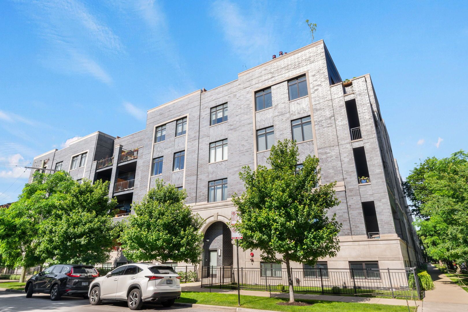 5748 N Hermitage Avenue #404 — Chicago, IL 60660