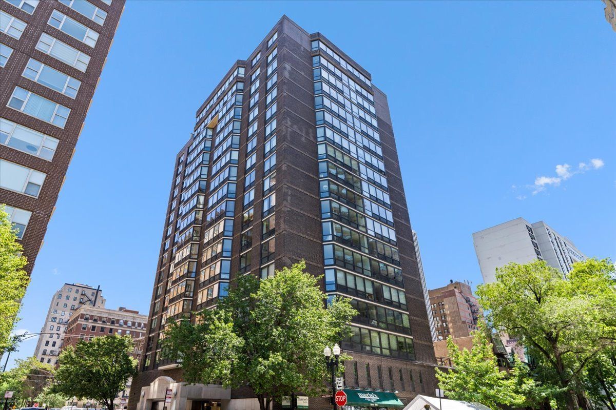 21 W Goethe Street #4H — Chicago, IL 60610