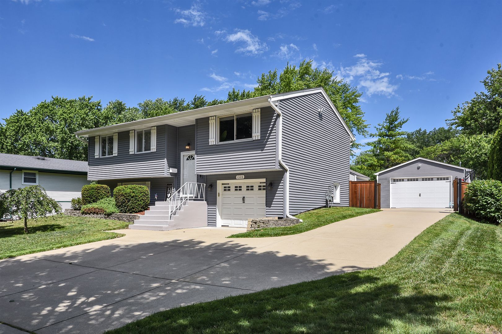 1328 Cabot Lane — Schaumburg, IL 60193