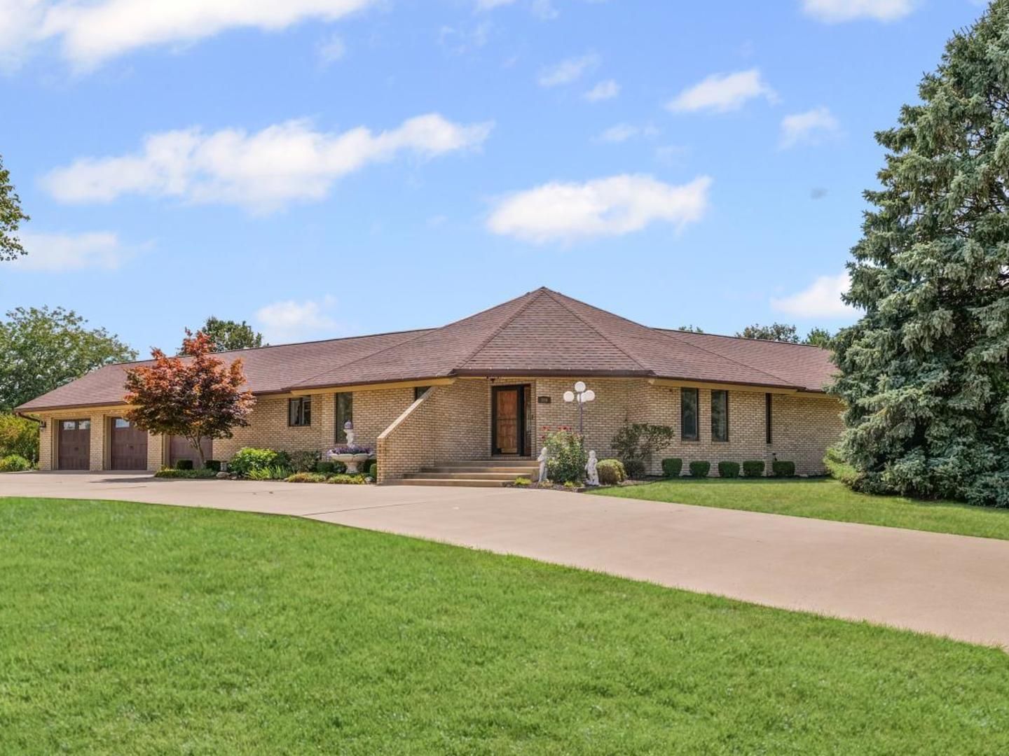 800 Cambridge Drive — Paxton, IL 60957