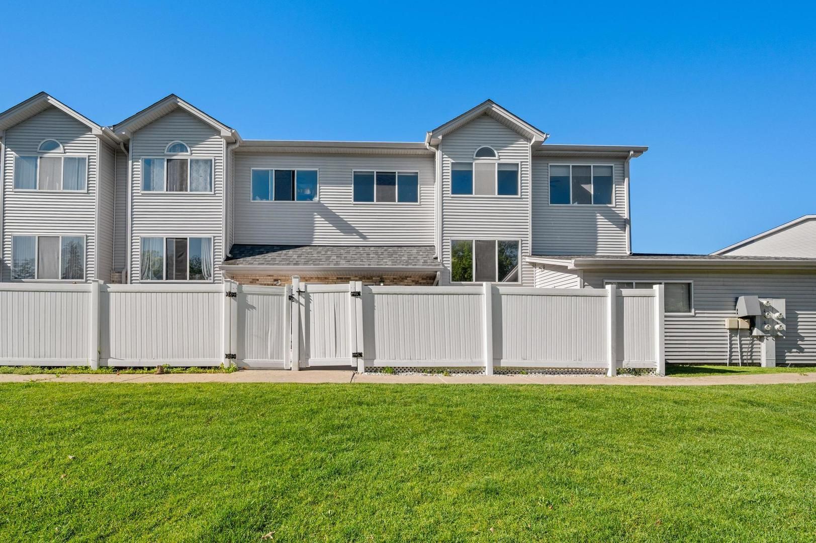 272 Park Ridge Lane #A — Aurora, IL 60504