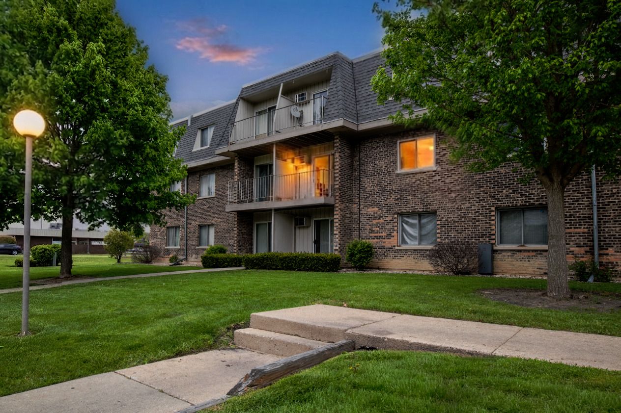 876 Blossom Lane #203 — Prospect Heights, IL 60070