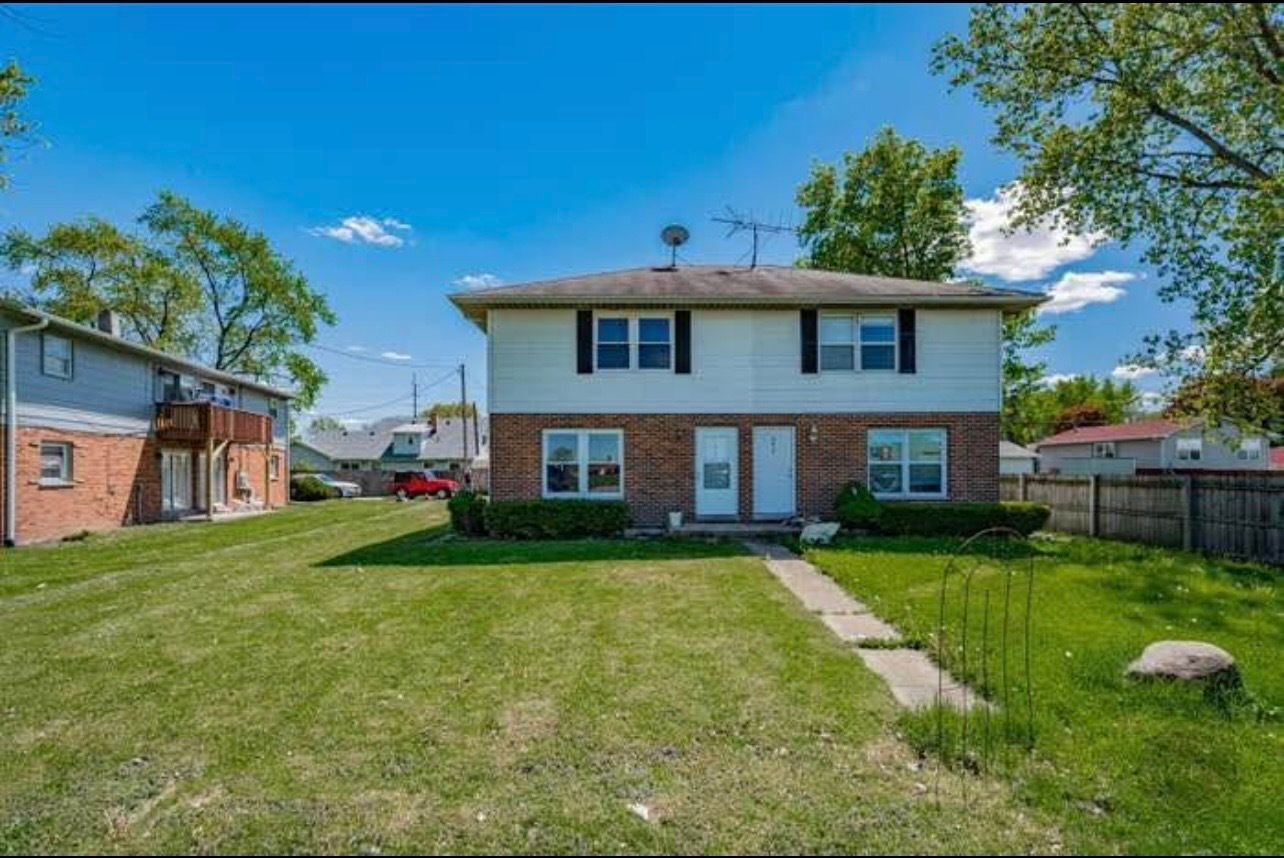 390 W Indian Trail — Aurora, IL 60506