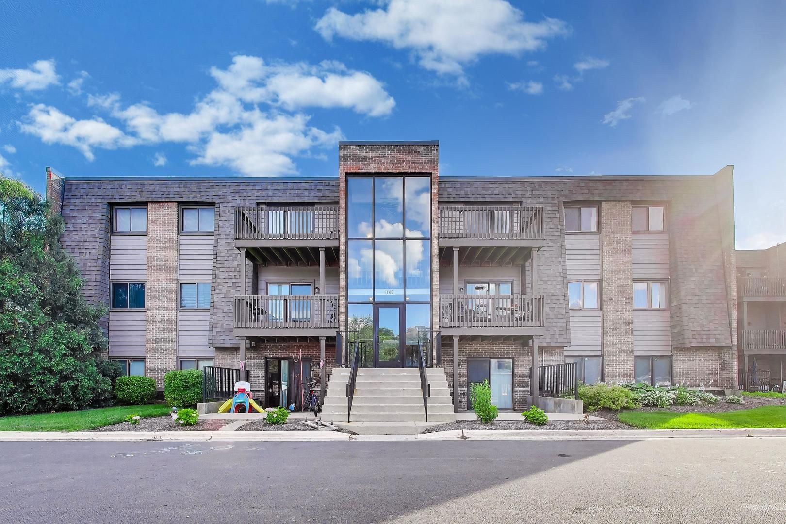 1440 Stonebridge Circle #J12 — Wheaton, IL 60189