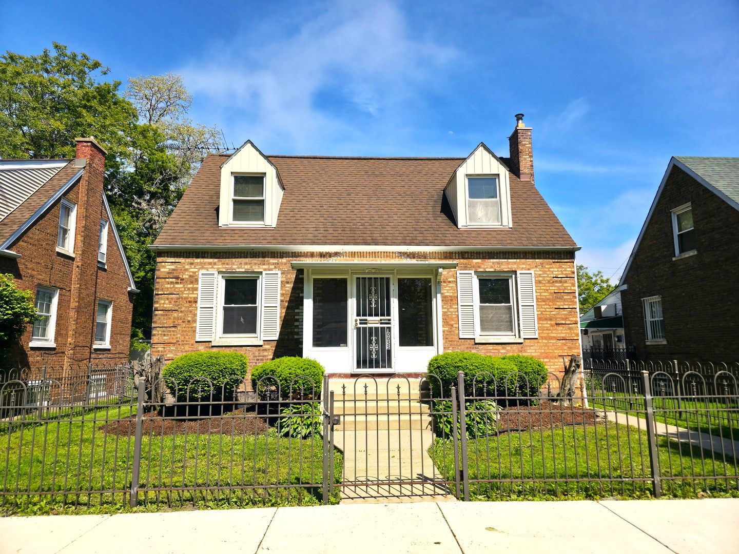 10055 S Oglesby Avenue — Chicago, IL 60617