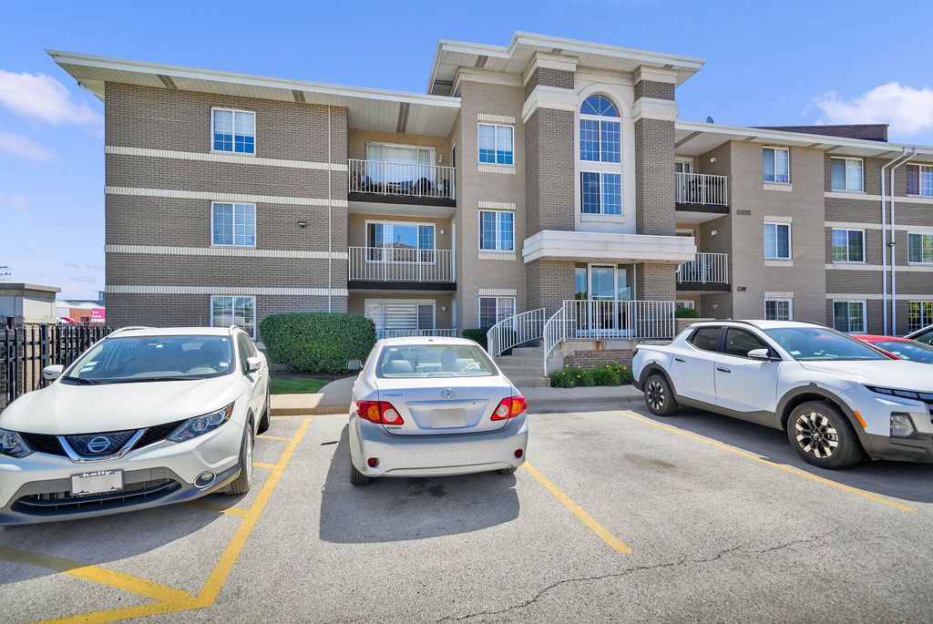 4217 W 76th St #303, Chicago, IL 60652