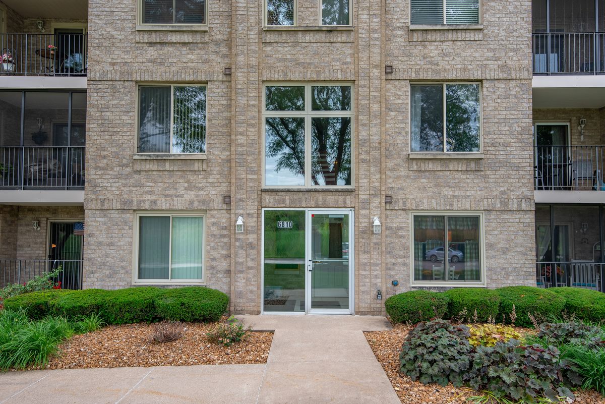 6810 Ridge Point Dr #1A, Oak Forest, IL 60452