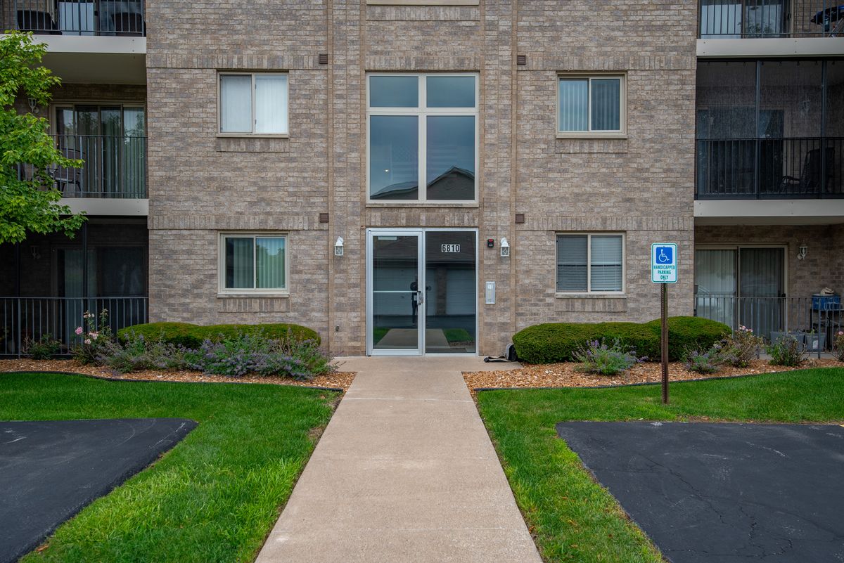 6810 Ridge Point Dr #1A, Oak Forest, IL 60452 — photo 2