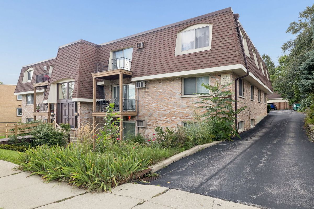 201 N President St #3C, Wheaton, IL 60187 — photo 2