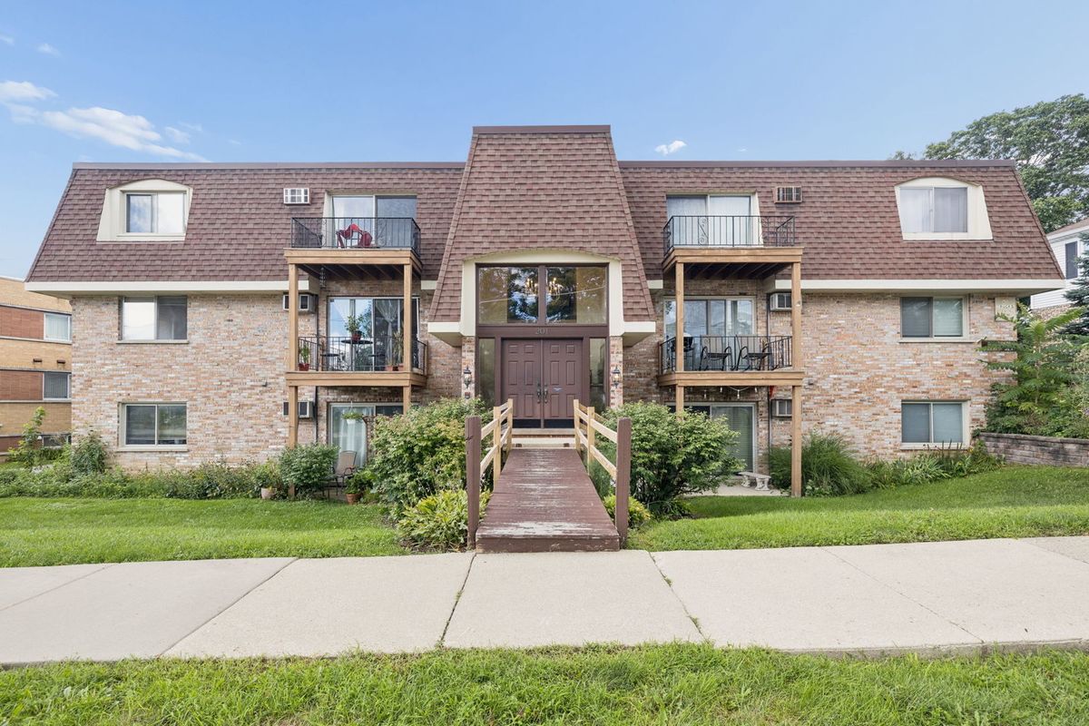 201 N President St #3C, Wheaton, IL 60187